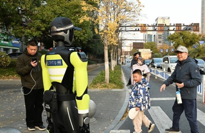Η Χανγκτζ?ου παρουσι?ζει τον πρ?το τροχον?μο με τεχνητ? νοημοσ?νη
